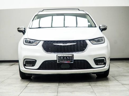 Used 2023 Chrysler Pacifica Limited FWD image 7