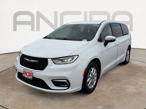Used 2023 Chrysler Pacifica Touring-L FWD image 7