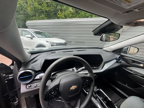 Used 2025 Chevrolet Trax LT FWD image 29