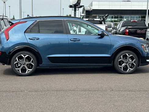 Certified 2025 Kia Niro EX Touring FWD image 3