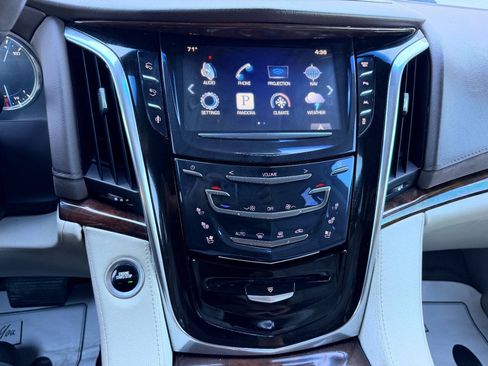 Used 2016 Cadillac Escalade Luxury AWD/4WD image 47
