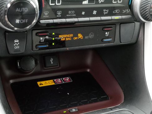 Used 2022 Toyota RAV4 Limited AWD/4WD image 30