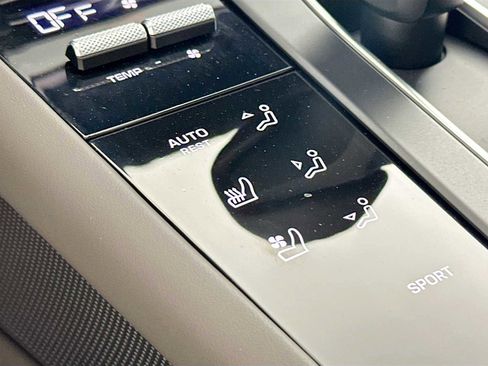 Certified 2025 Porsche Macan image 21