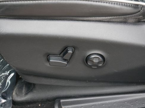Used 2020 Chrysler Pacifica Limited w/ Advanced Safetytec Group FWD image 19
