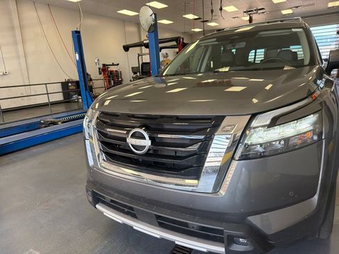 Used 2025 Nissan Pathfinder SL AWD/4WD image 5