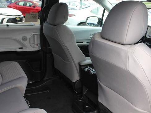 Certified 2026 Toyota Sienna LE FWD image 32