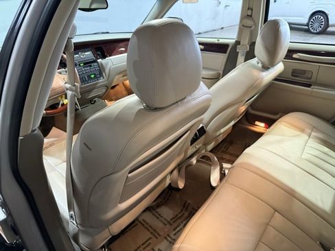 Used 2003 Lincoln Town Car Signature image 26