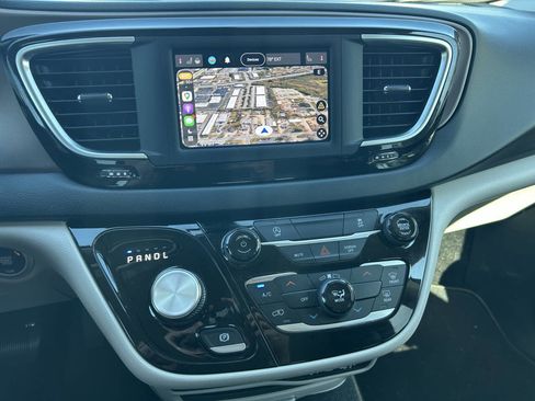 Used 2022 Chrysler Voyager LX image 14