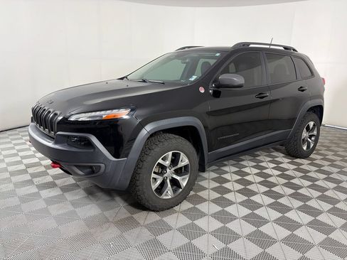 Used 2017 Jeep Cherokee Trailhawk w/ Trailer Tow Group AWD/4WD image 3