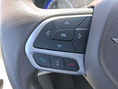 Used 2017 Chrysler Pacifica Touring FWD image 15