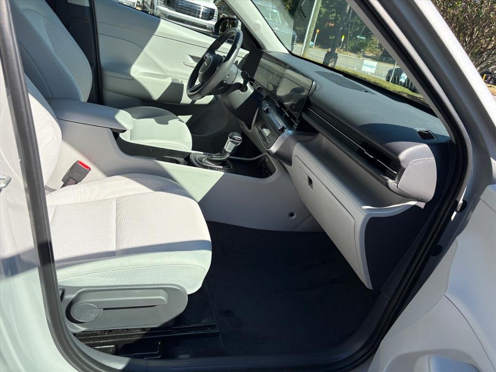 Certified 2025 Hyundai Kona SEL AWD/4WD image 16