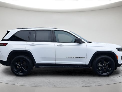 Used 2024 Jeep Grand Cherokee Limited w/ Luxury Tech Group II AWD/4WD image 4