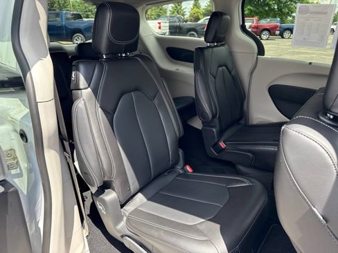 Used 2024 Chrysler Pacifica Touring-L AWD/4WD image 15