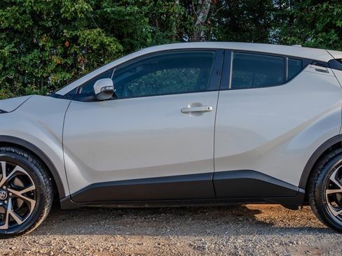 Used 2018 Toyota C-HR XLE FWD image 2