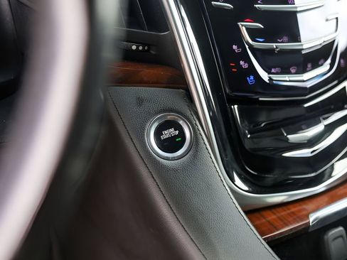 Used 2020 Cadillac Escalade Luxury image 18