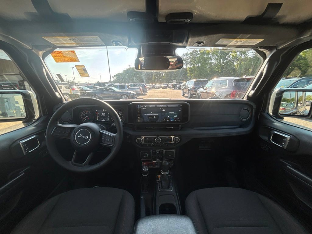 Used 2026 Jeep Wrangler Unlimited Rubicon AWD/4WD image 19