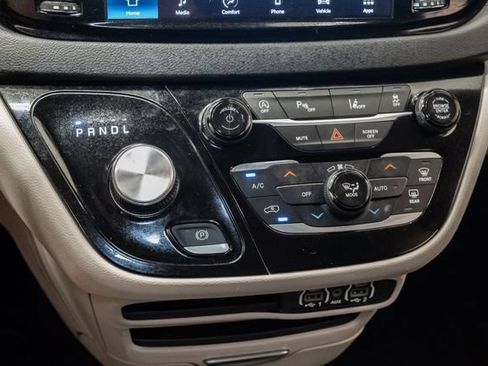 Used 2024 Chrysler Pacifica Touring-L FWD image 21