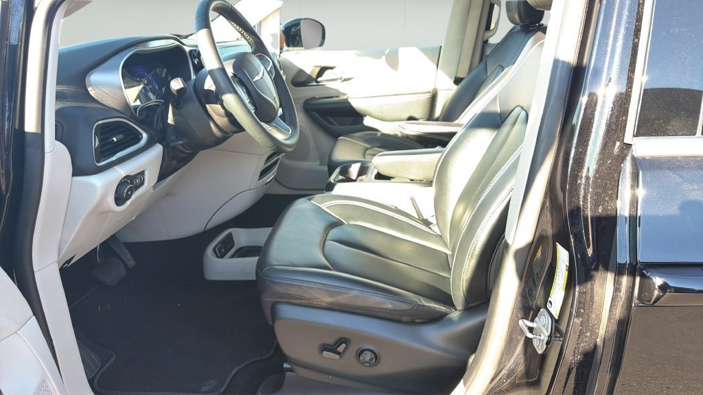 Used 2024 Chrysler Pacifica Touring-L FWD image 15