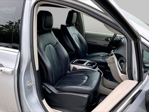 Used 2023 Chrysler Pacifica Touring-L FWD image 8