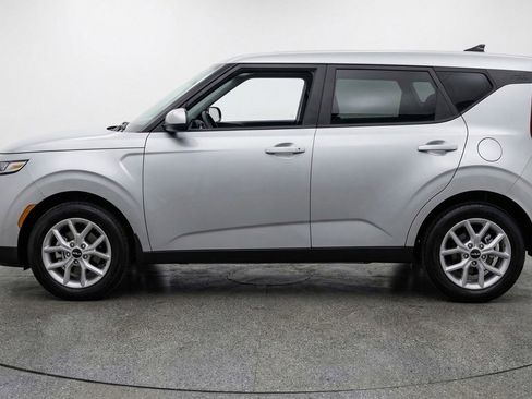 Used 2025 Kia Soul LX w/ LX Technology Package FWD image 4