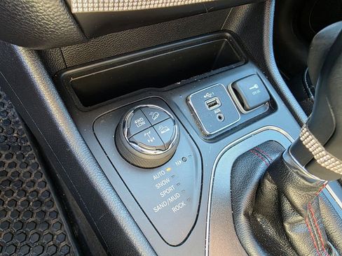 Used 2019 Jeep Cherokee Trailhawk w/ Cold Weather Group AWD/4WD image 20