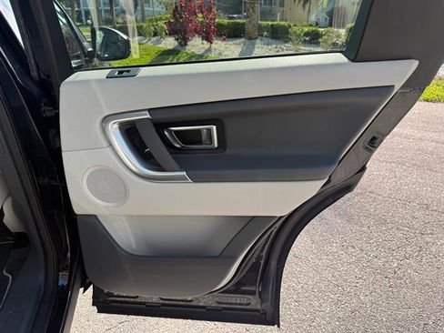 Used 2019 Land Rover Discovery Sport SE AWD/4WD image 17