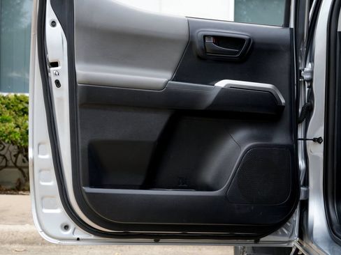 Used 2018 Toyota Tacoma SR5 RWD image 41