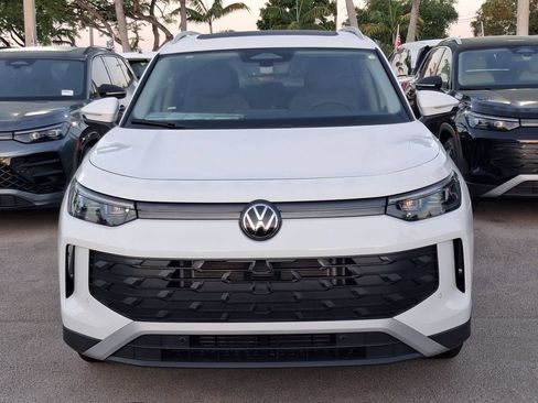 New 2026 Volkswagen Tiguan SE FWD image 2