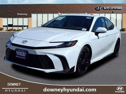 Used 2025 Toyota Camry SE image 1
