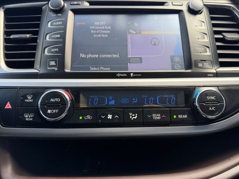 Used 2014 Toyota Highlander Limited w/ Driver Technology Package FWD image 11
