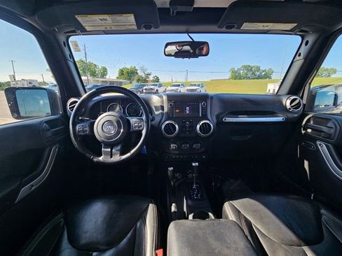 Used 2017 Jeep Wrangler Unlimited Sahara w/ Connectivity Group AWD/4WD image 12