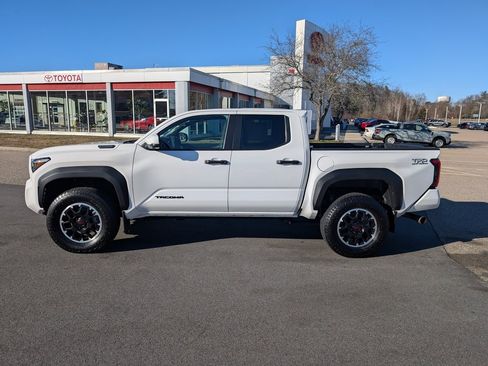 Used 2024 Toyota Tacoma TRD Off-Road image 2