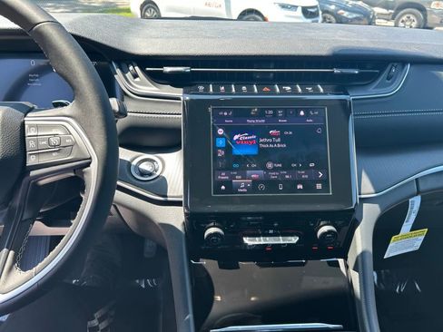 New 2025 Jeep Grand Cherokee Altitude image 16