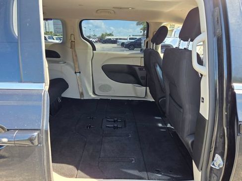 Used 2017 Chrysler Pacifica Touring FWD image 17