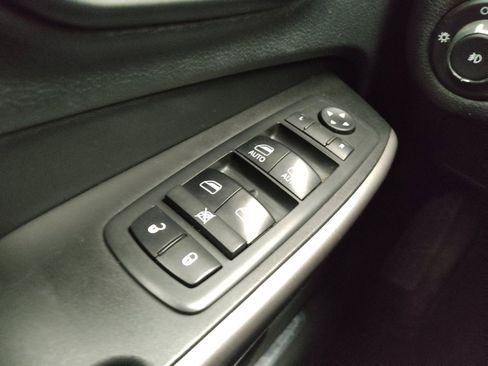 Used 2019 Jeep Cherokee Limited image 27