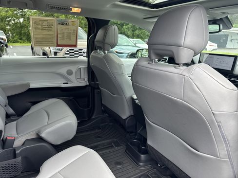 Used 2025 Toyota Sienna XLE FWD image 35