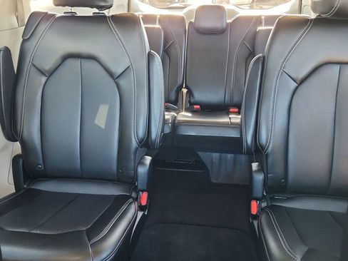 Used 2023 Chrysler Pacifica Touring-L image 28