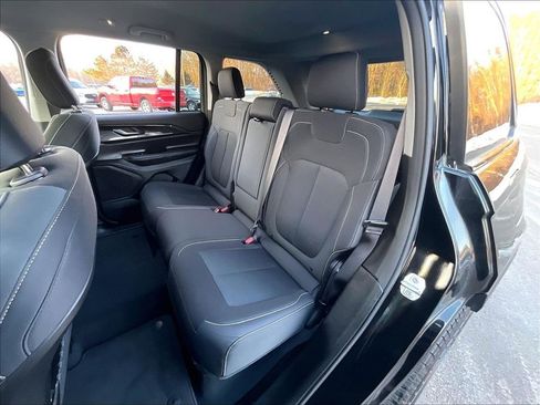 Used 2023 Jeep Grand Cherokee Laredo AWD/4WD image 25