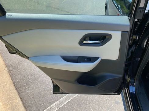 Used 2024 Nissan Rogue SV FWD image 10