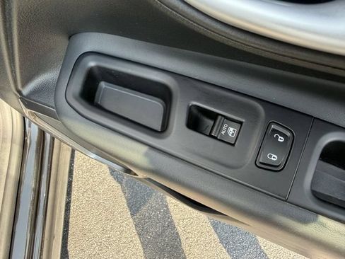 Used 2023 Jeep Renegade Latitude AWD/4WD image 29