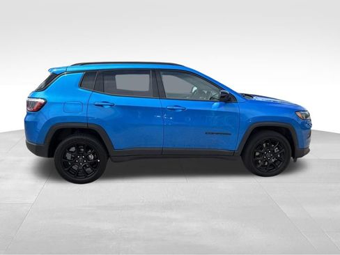 Used 2025 Jeep Compass Latitude w/ Convenience Group AWD/4WD image 7