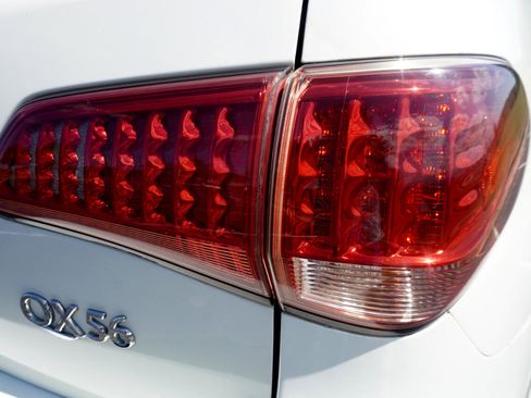 Used 2011 INFINITI QX56 4WD w/ Deluxe Touring Pkg image 12