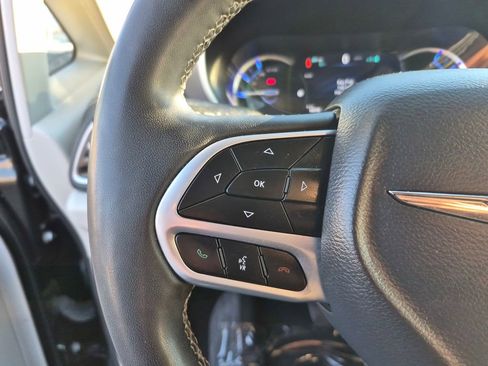 Used 2023 Chrysler Pacifica Touring-L image 11