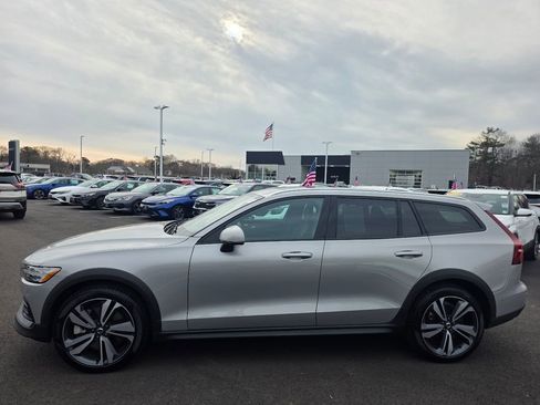 Used 2025 Volvo V60 B5 Cross Country Plus image 4
