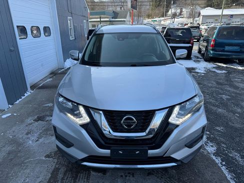 Used 2019 Nissan Rogue SV image 2