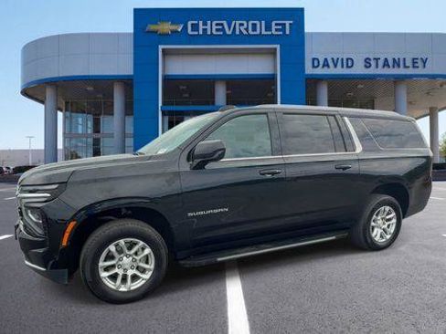 Used 2025 Chevrolet Suburban LT AWD/4WD image 4