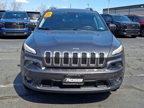 Used 2018 Jeep Cherokee Latitude Plus AWD/4WD image 3