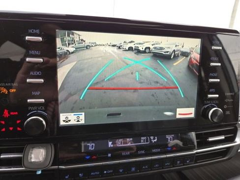 Used 2021 Toyota Sienna Limited image 16