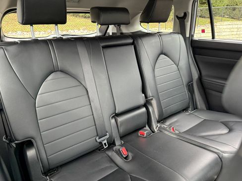 Used 2023 Toyota Highlander XLE image 11
