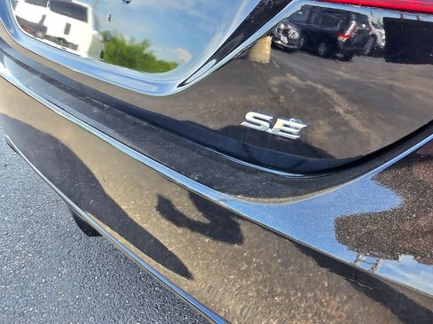 Used 2021 Toyota Camry SE FWD image 6